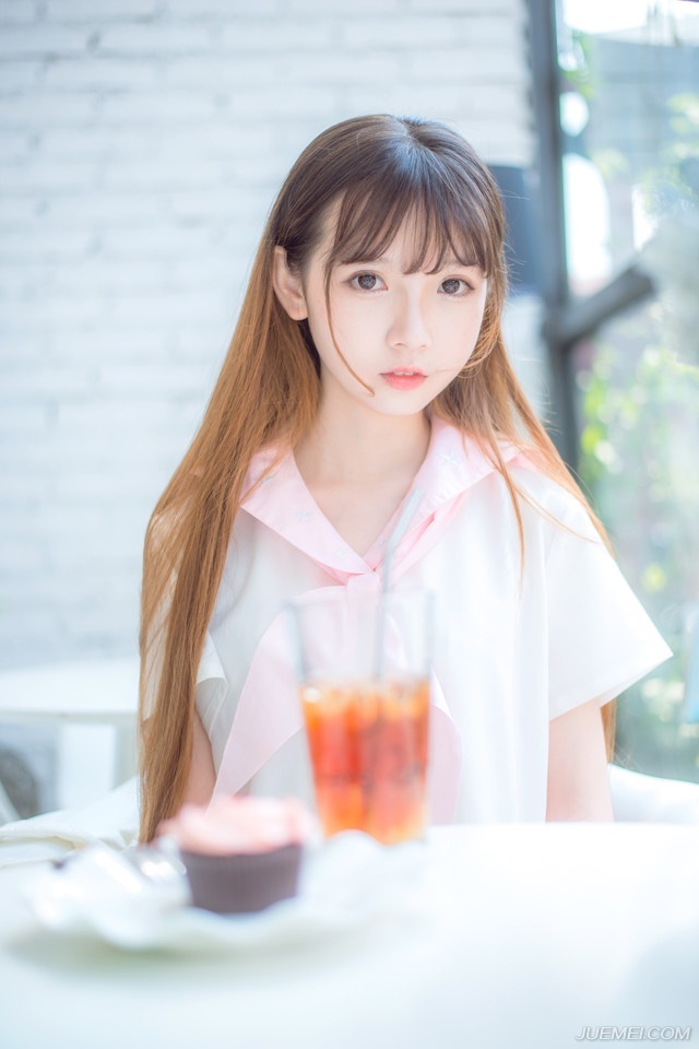 “孝直，几年不见，你跟那老狐狸学得一套还真管用。”城中的战斗已经接近尾声，零星的抵抗并不能为这已经倾倒的成都城带来任何变故，庞统和魏延找到了法正和张松，微笑道。